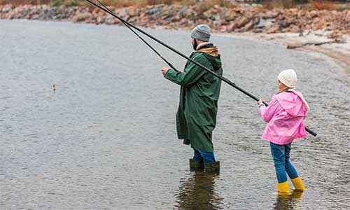 La pêche est une excellent moyen de connaître vos enfants. Il y a beaucoup de temps pour parler en attendant que le poisson morde. © depositphotos.com