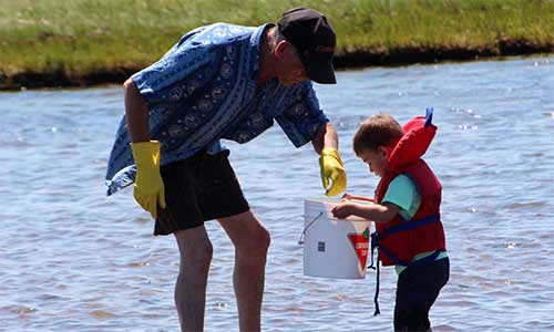 La pêche peut être une grande activité intergénérationnelle. C'est facile et relaxant pour les grands-parents et les tout-petits. © MPO Golfe