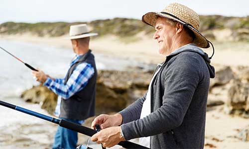 La pêche, qui est une activité sportive qui se pratique tout au long de la vie, est appréciée autant par les jeunes et moins jeunes! © depositphotos.com