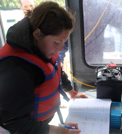 Lindsay Brager enregistrant des données aux installations d'AMTI de Kyuquot SEAfoods Ltd.