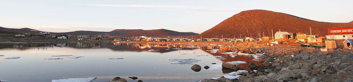 Image de la communauté de Qikiqtarjuaq sur l’île Broughton, Nunavut, Canada. 