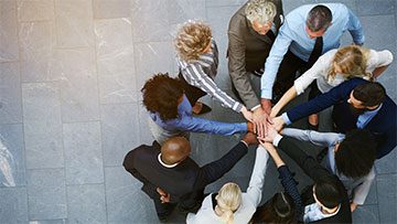 Groupe de personnes se tenant la main dans un cercle