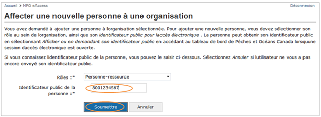Cette image présente l’écran « Affecter une nouvelle personne à une organisation », dans lequel l’identificateur public de la personne et le bouton « Soumettre » sont encerclés en orange
