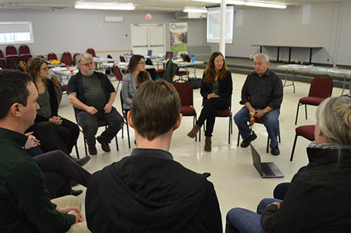 Photo d’un cercle de discussion lors de la rencontre inaugurale avec des aînés à la Confederacy of Mainland Micmacs, à Millbrook, en Nouvelle-Écosse (mars 2018).