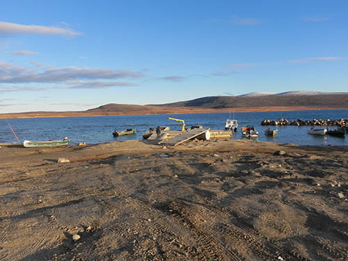 Photo du port de la rivière Clyde, au Nunavut, à 1,5 km du lieu à restaurer.