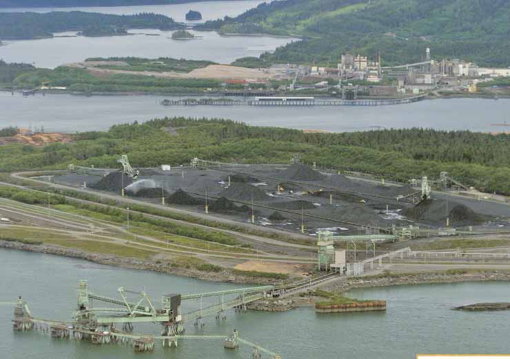 Terminal charbonnier et céréalier de l’île Ridley avec, à l’arrière-plan, l’usine de pâte de l’île Watson.