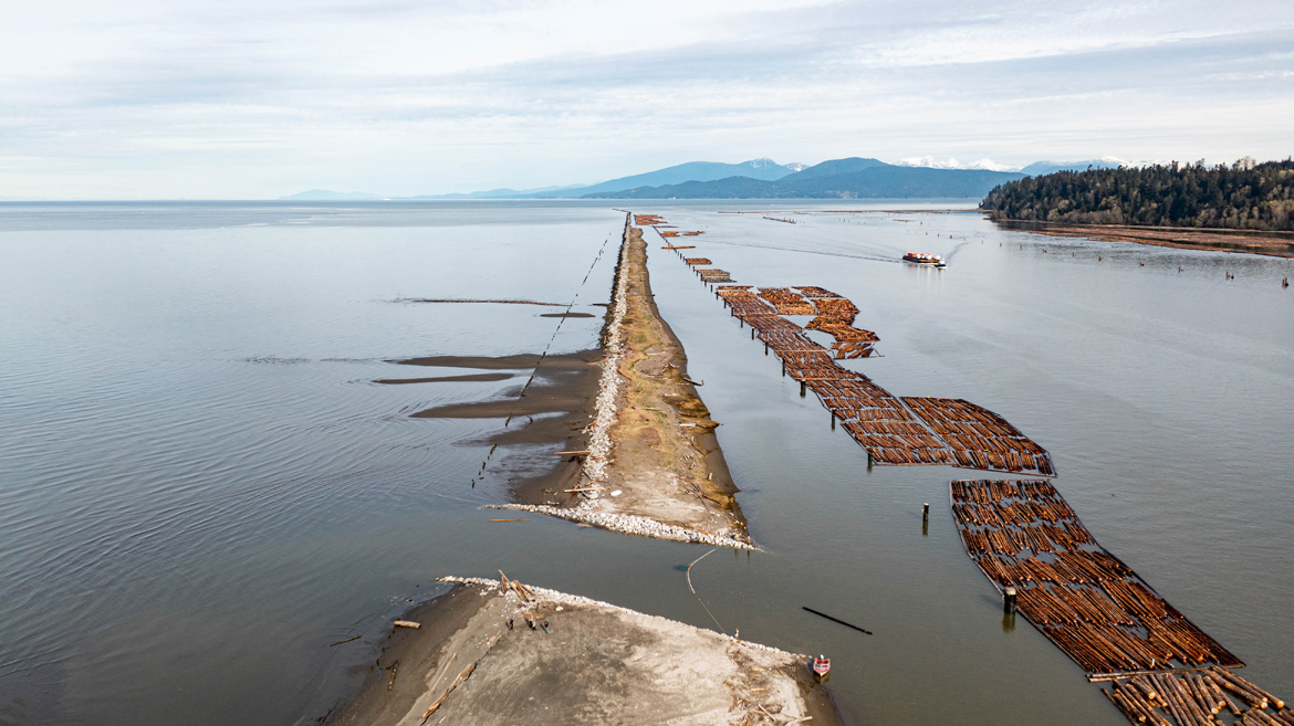 La jetée du bras nord après l’aménagement du passage situé à l’est, montrant comment l’eau peut s’écouler de chaque côté de la jetée.