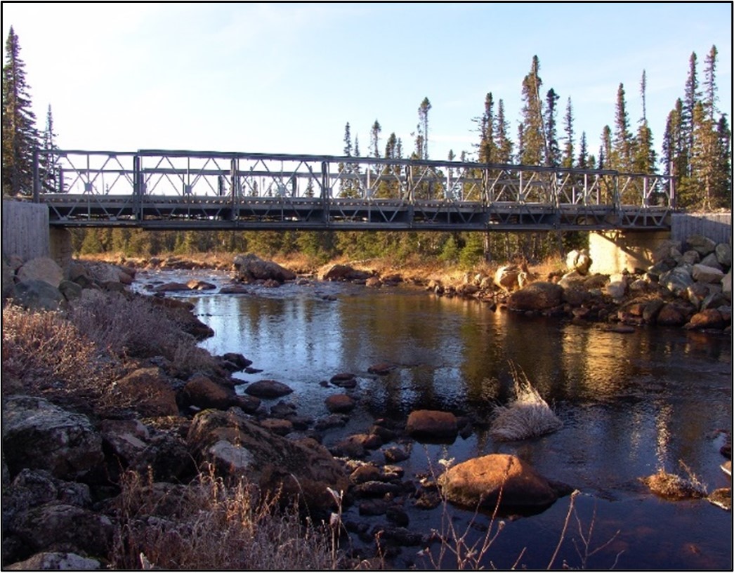 Pont qui enjambe tout le ruisseau.