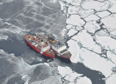 USCGC Healy brisait la glace pour que NGCC Louis S. St-Laurent puisse recueillir des données sismiques.