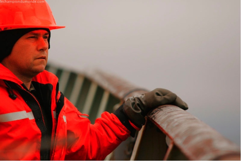 Une employée de la Garde côtière canadienne regarde la mer