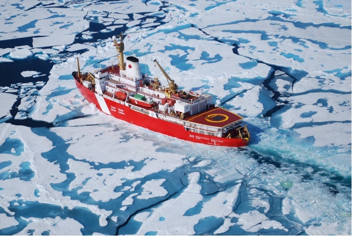Navire de la Garde côtière canadienne dans l’Arctique