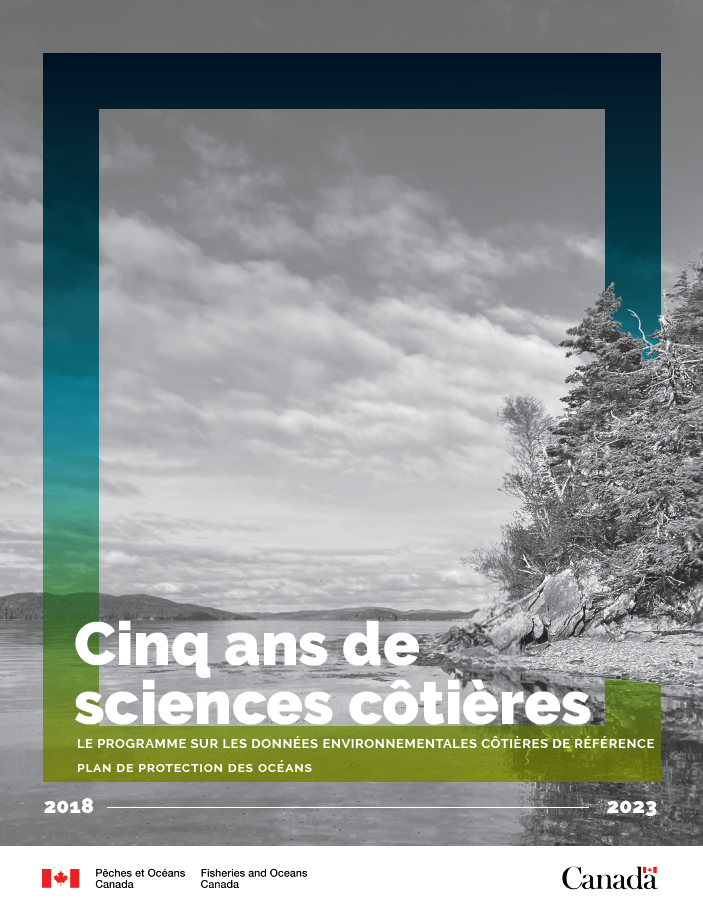 La page couverture du rapport intitulé « Cinq ans de sciences côtières – Le Programme sur les données environnementales côtières de référence 2018 à 2023 » comporte une image en noir et blanc d’une côte bordée d’arbres à droite, qui s’étend en arrière-plan. L’image est encadrée d’un dégradé de couleur allant du bleu au jaune.